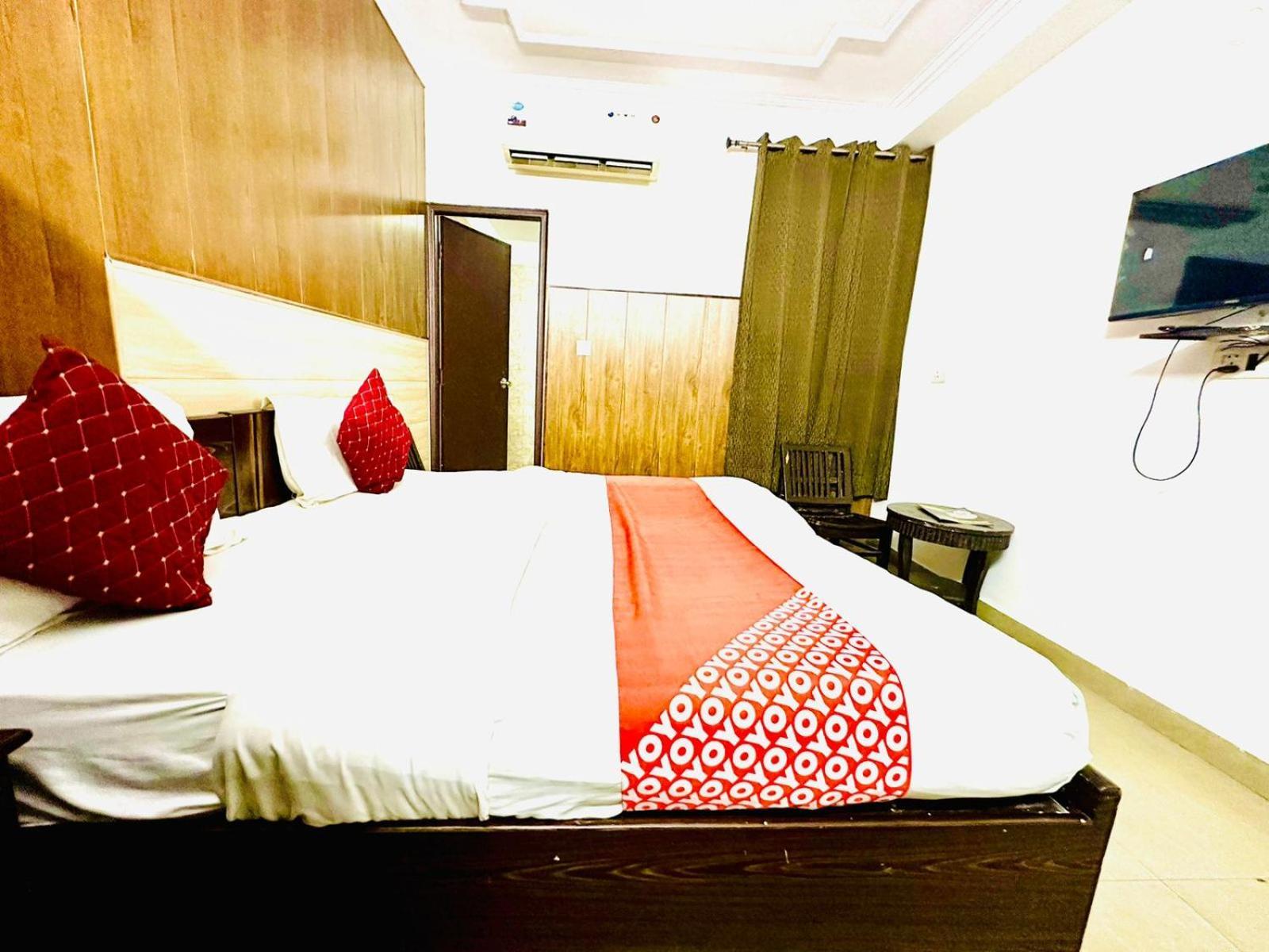 Hotel Galaxy Inn Near Delhi International Airport Нью-Дели Экстерьер фото