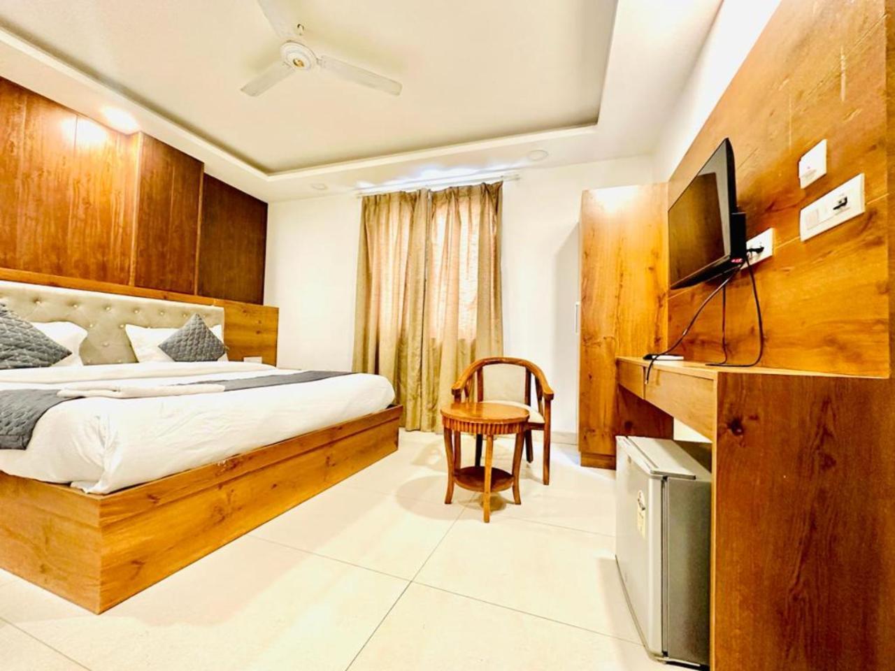 Hotel Galaxy Inn Near Delhi International Airport Нью-Дели Экстерьер фото