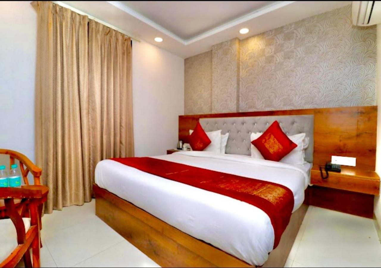 Hotel Galaxy Inn Near Delhi International Airport Нью-Дели Экстерьер фото