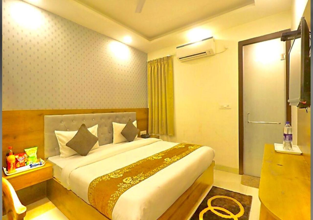 Hotel Galaxy Inn Near Delhi International Airport Нью-Дели Экстерьер фото