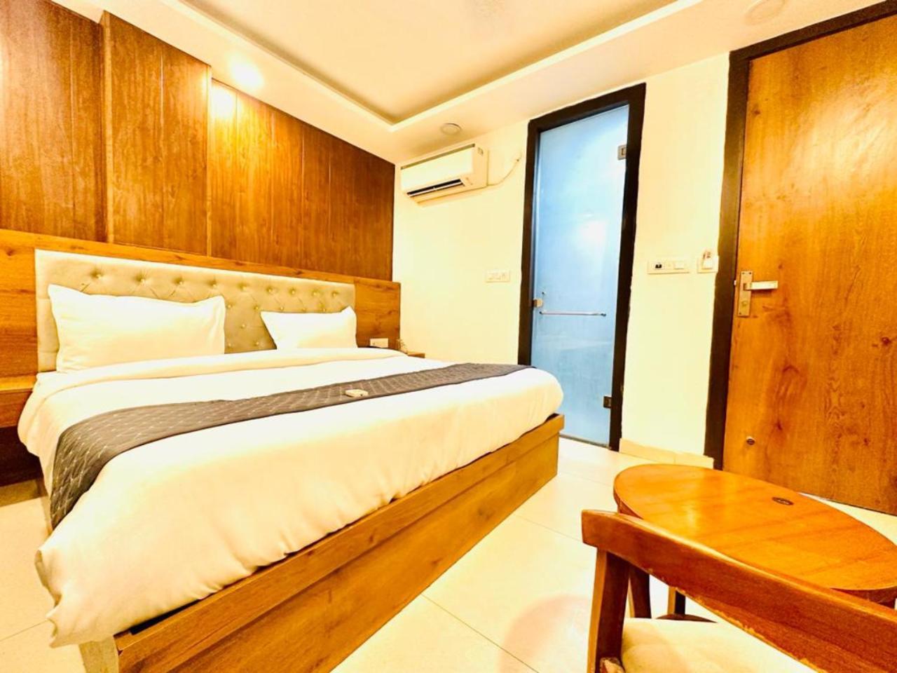 Hotel Galaxy Inn Near Delhi International Airport Нью-Дели Экстерьер фото
