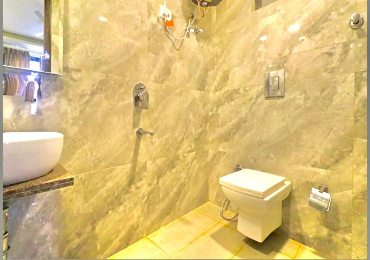 Hotel Galaxy Inn Near Delhi International Airport Нью-Дели Экстерьер фото