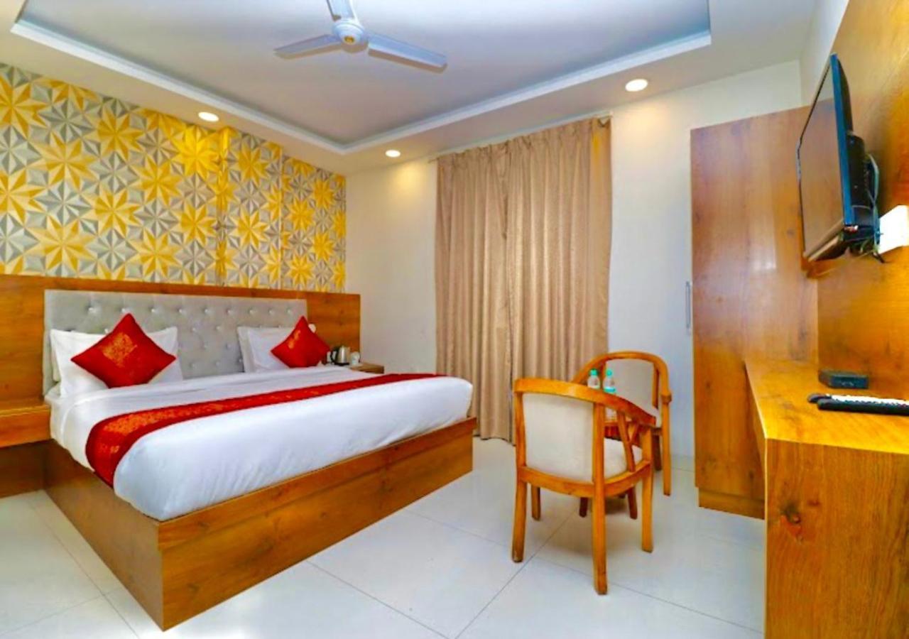 Hotel Galaxy Inn Near Delhi International Airport Нью-Дели Экстерьер фото