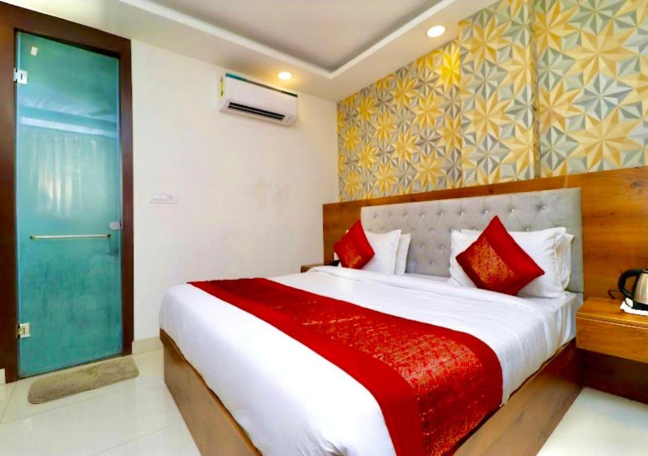 Hotel Galaxy Inn Near Delhi International Airport Нью-Дели Экстерьер фото