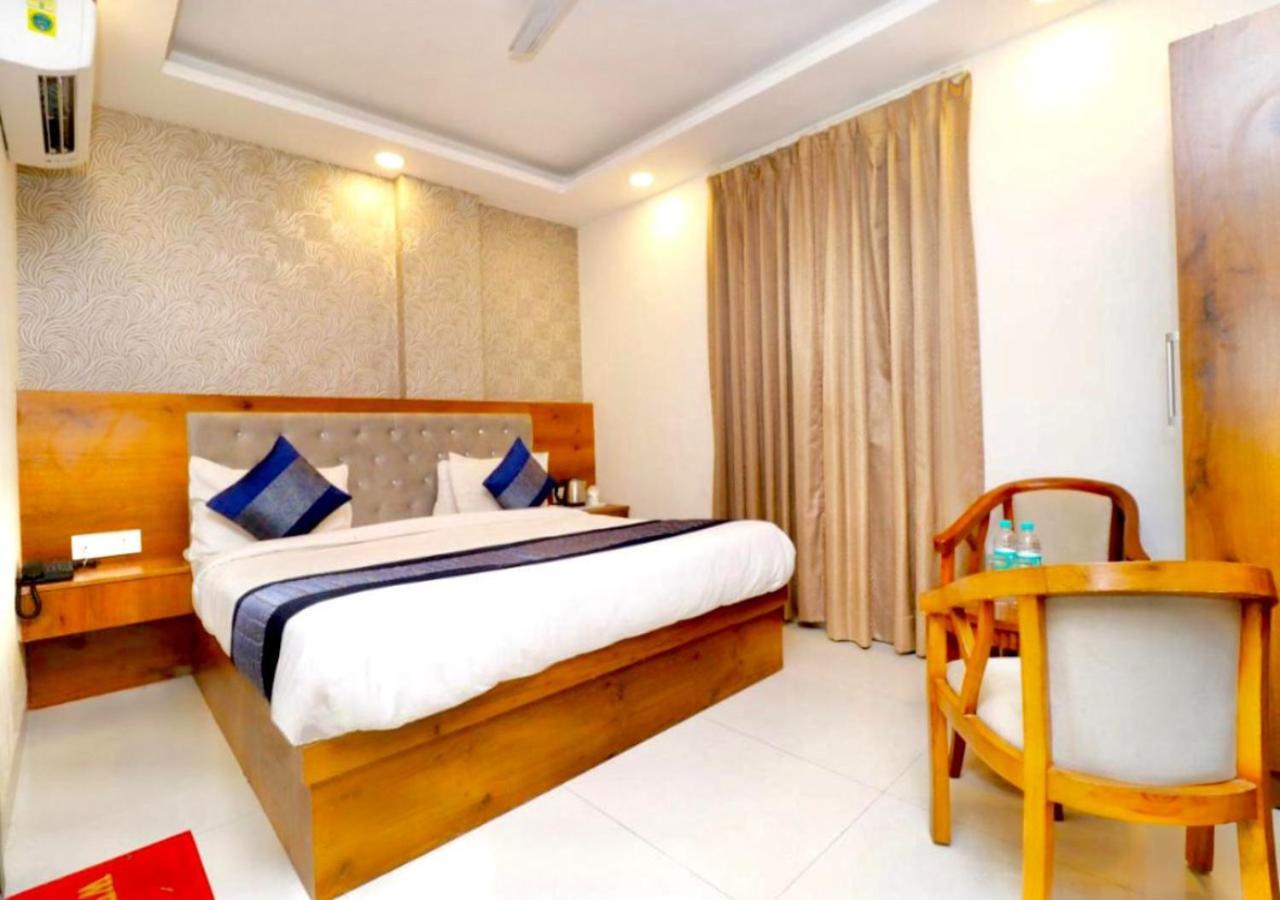 Hotel Galaxy Inn Near Delhi International Airport Нью-Дели Экстерьер фото