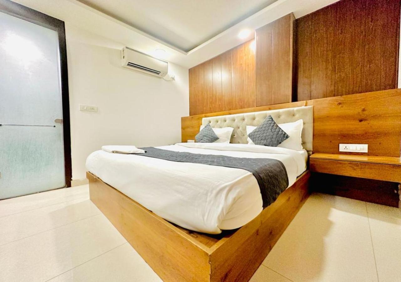 Hotel Galaxy Inn Near Delhi International Airport Нью-Дели Экстерьер фото