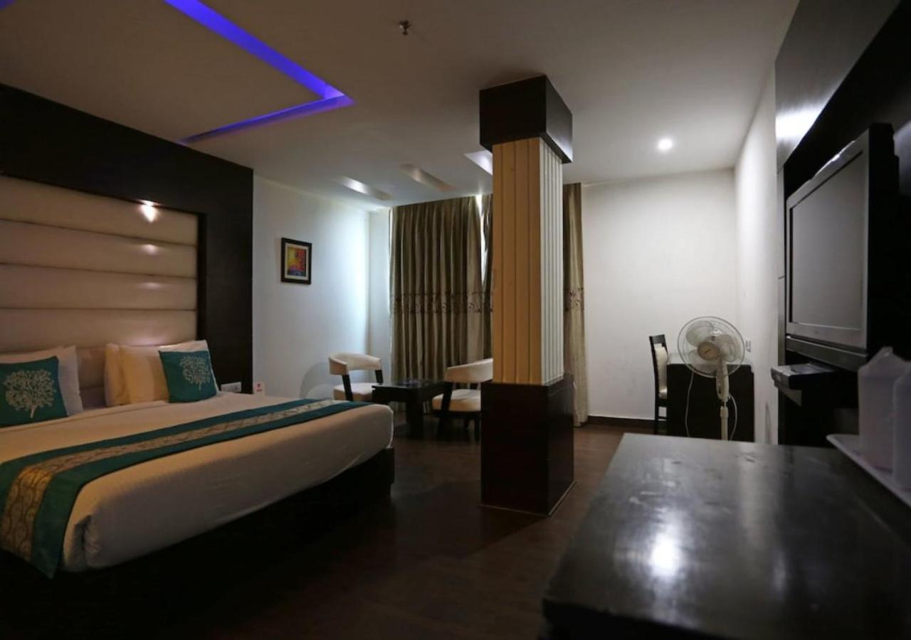Hotel Galaxy Inn Near Delhi International Airport Нью-Дели Экстерьер фото